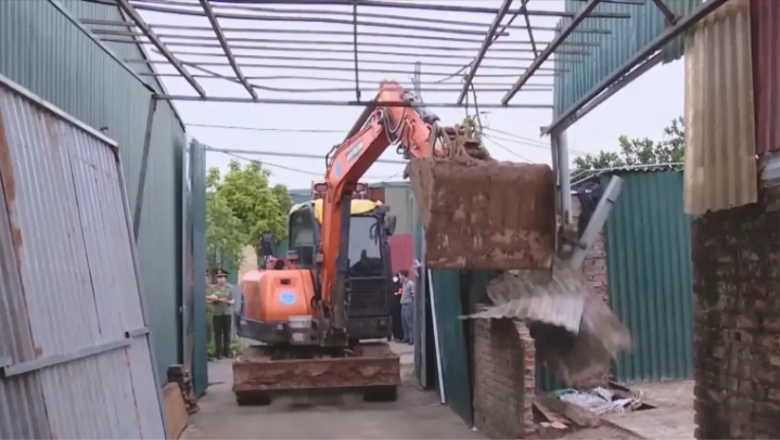 Cưỡng chế vi phạm đất đai tại xã Tây Phương